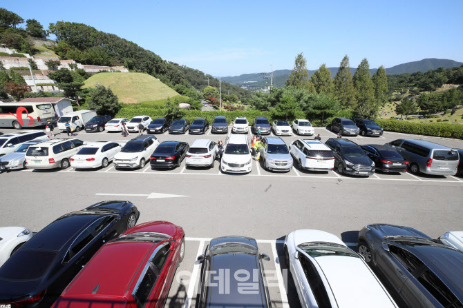 성묘 행렬에 꽉 찬 추모공원 주차장                                                                                                                                                                 