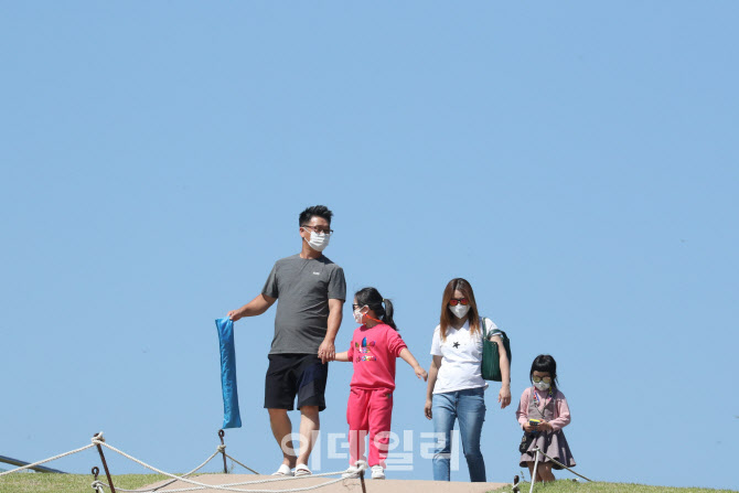 구름 한 점 없는 가을 하늘                                                                                                                                                                         