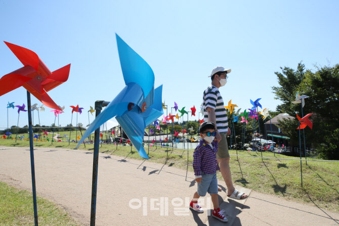 아빠 손 잡고 나들이                                                                                                                                                                               