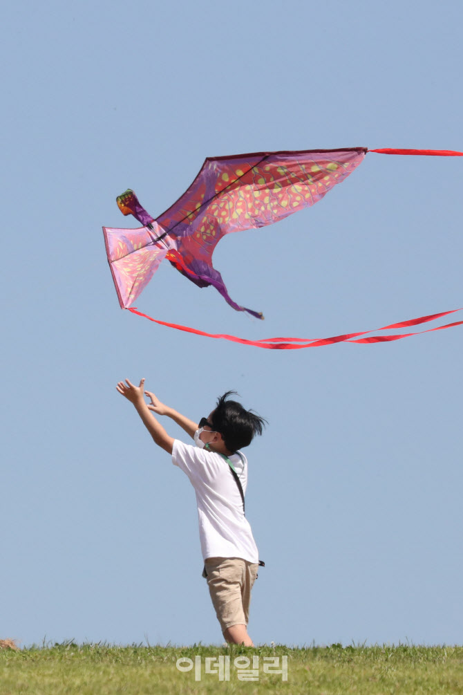 닿을 듯 말 듯 한 가을하늘                                                                                                                                                                         