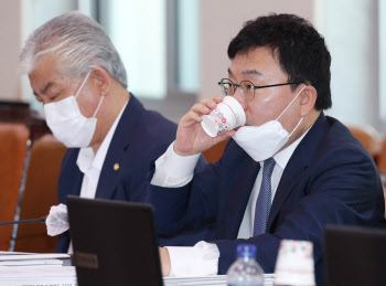 김홍걸 제명에 이상직 징계 가능성…집권여당 ‘명분 찾기’