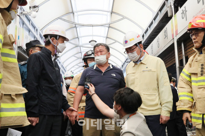 상인의 발언을 듣는 진영 행안부 장관                                                                                                                                                               