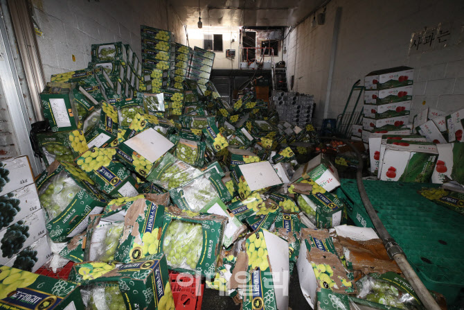 화재로 부서진 과일 박스                                                                                                                                                                           