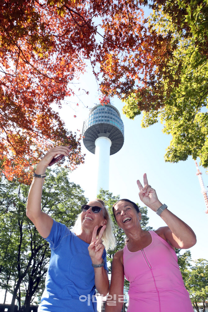 한국의 가을 즐기는 외국인들                                                                                                                                                                       