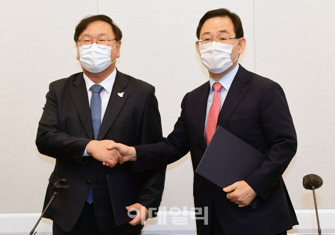 4차 추경 합의, '악수하는 김태년-주호영'                                                                                                                                                 