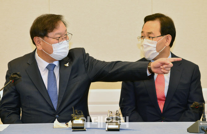 4차 추경 합의, '대화하는 김태년-주호영'                                                                                                                                                 