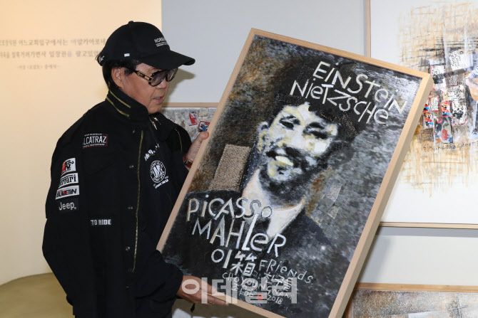 출간 기념 기자간담회 갖는 조영남                                                                                                                                                                  