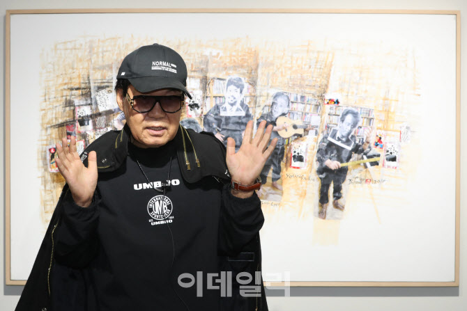 법적 다툼에서 승리 후 출간 기념회 갖는 조영남                                                                                                                                                     