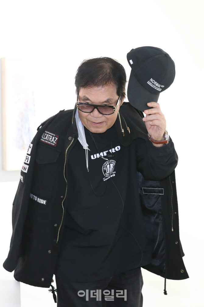 인사하는 조영남                                                                                                                                                                                   