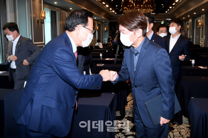 '주먹인사하는 안철수-주호영'                                                                                                                                                            