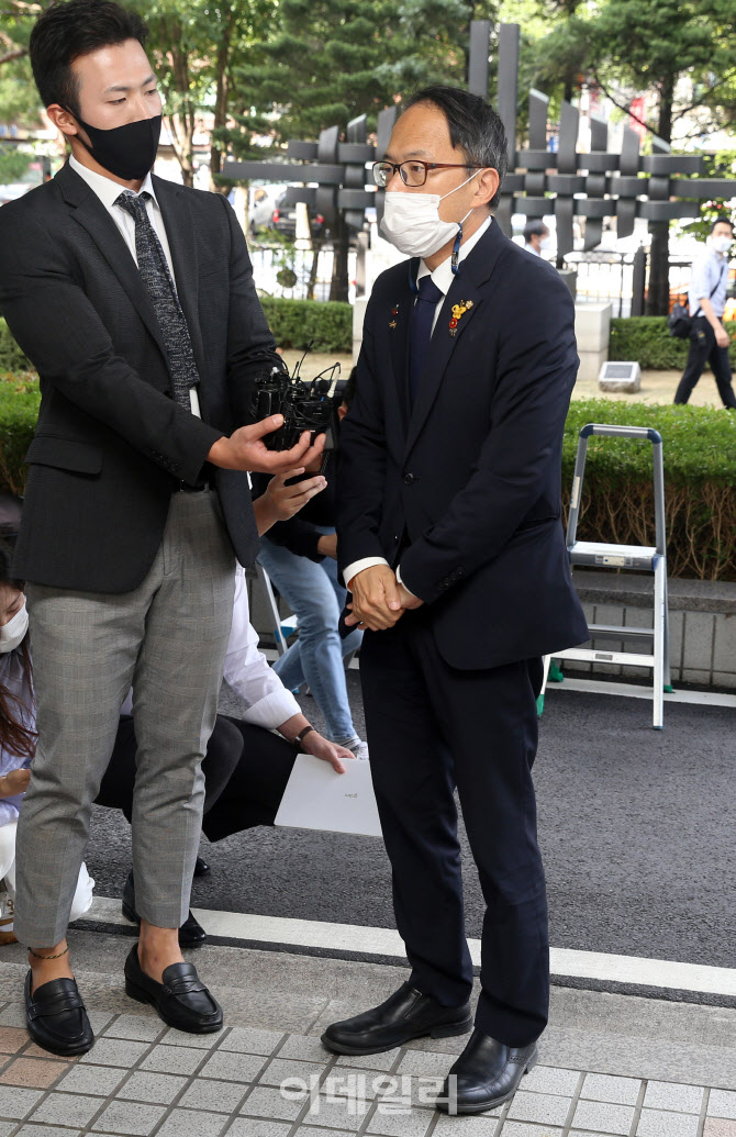  패스트트랙 첫 공판 출석하는 박주민                                                                                                                                                               