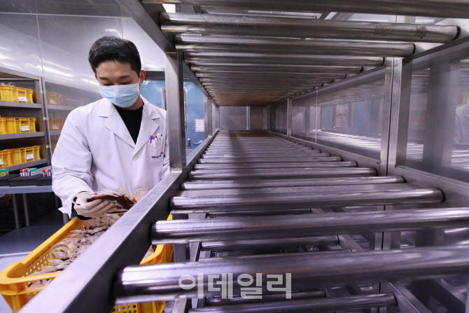 텅 빈 혈액 보관 창고                                                                                                                                                                              