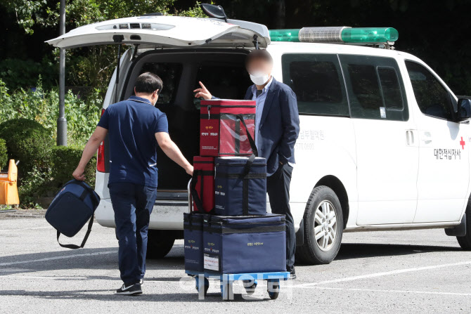 혈액운반 차량에 가방 싣는 관계자                                                                                                                                                                  