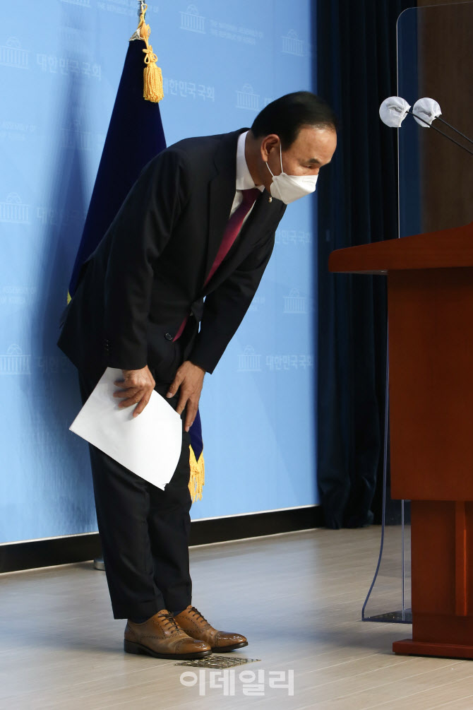 특혜 수주 의혹 박덕흠 의원, '국민의힘 탈당'                                                                                                                                             