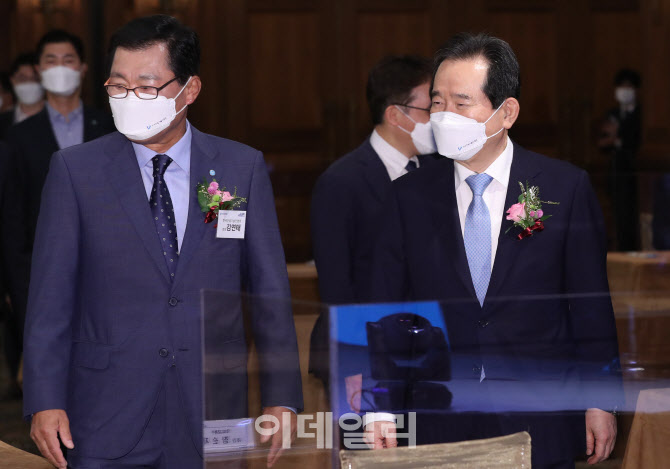 정세균 총리-김연태 회장, 건설기술인의 날 기념식 참석                                                                                                                                              