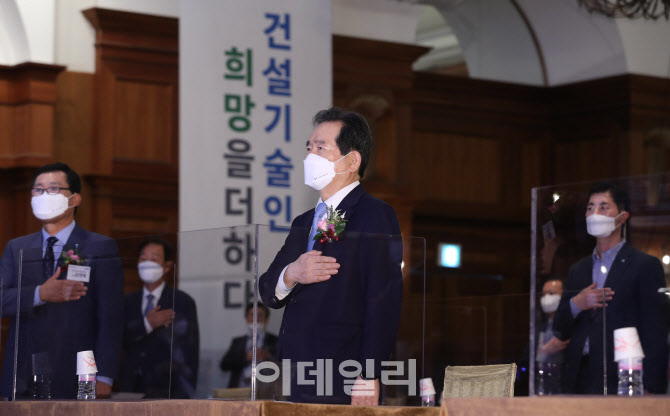 국민 의례하는 정세균 총리                                                                                                                                                                         