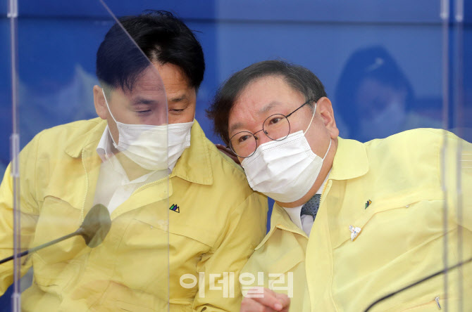 이야기하는 김태년-김영진                                                                                                                                                                          