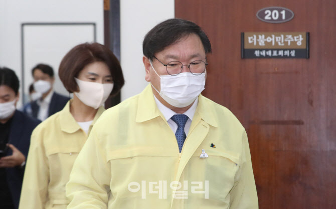 정책조정회의 참석하는 김태년-한정애                                                                                                                                                               