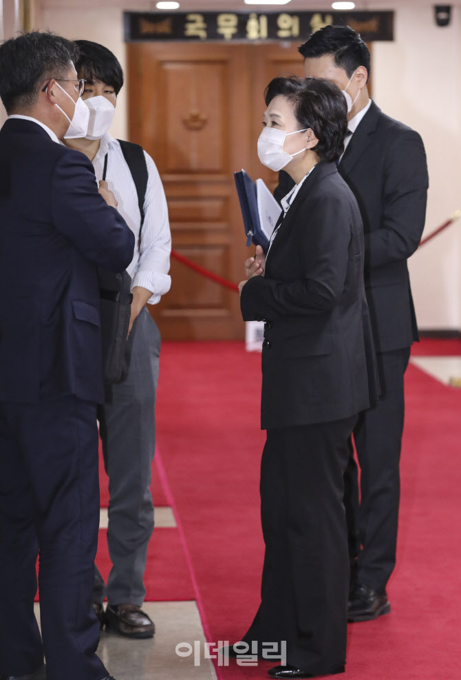 관계자들과 대화 나누는 김현미 국토교통부 장관                                                                                                                                                     