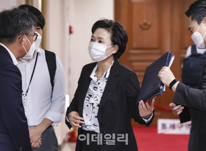 김현미 장관, 회의 참석에 앞서 관계자들과 대화                                                                                                                                                     