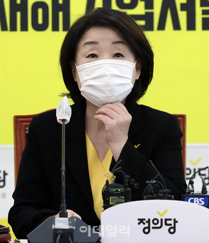 마스크 고쳐쓰는 심상정                                                                                                                                                                            