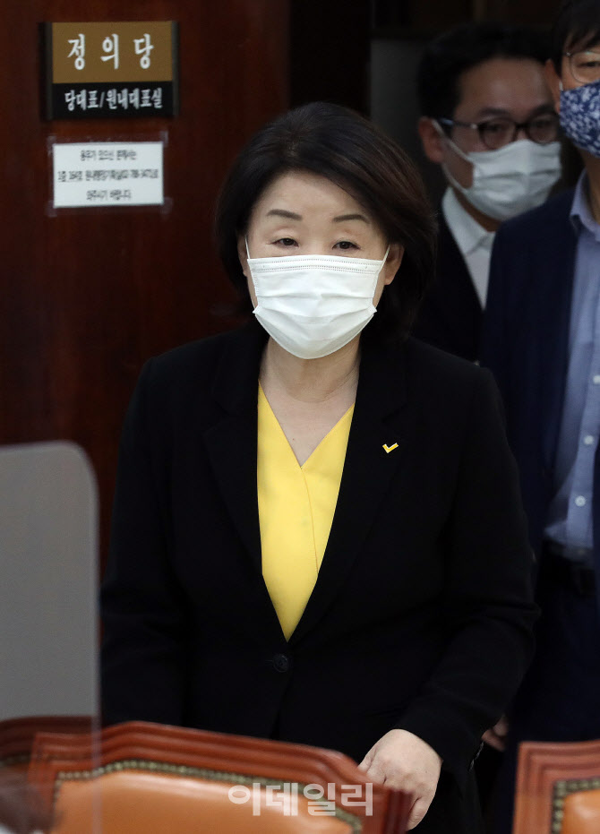 기자회견장 들어서는 심상정 대표                                                                                                                                                                   