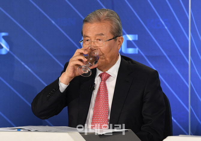 물 마시는 김종인                                                                                                                                                                                  