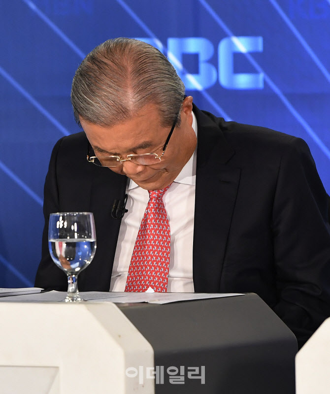 인사하는 김종인                                                                                                                                                                                   