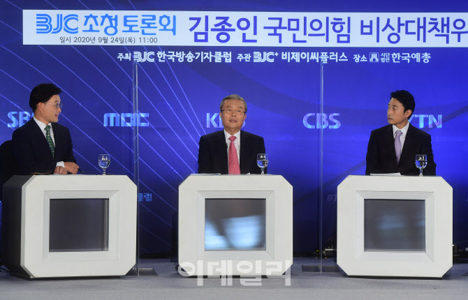 토론하는 김종인 비대위원장                                                                                                                                                                        