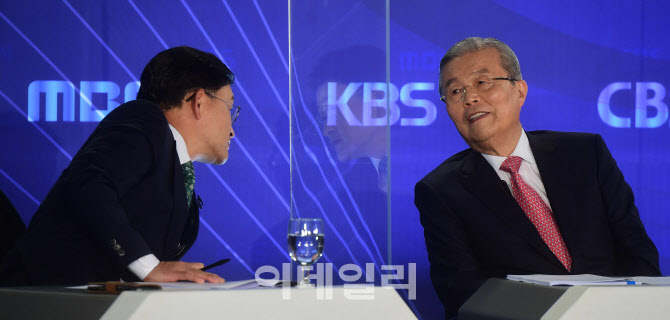 토론회 참석한 국민의힘 김종인 비대위원장                                                                                                                                                          