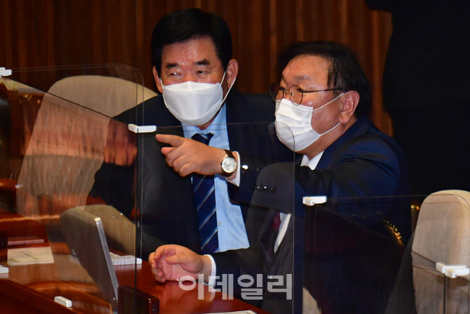 이야기 나누는 김태년-김진표                                                                                                                                                                       