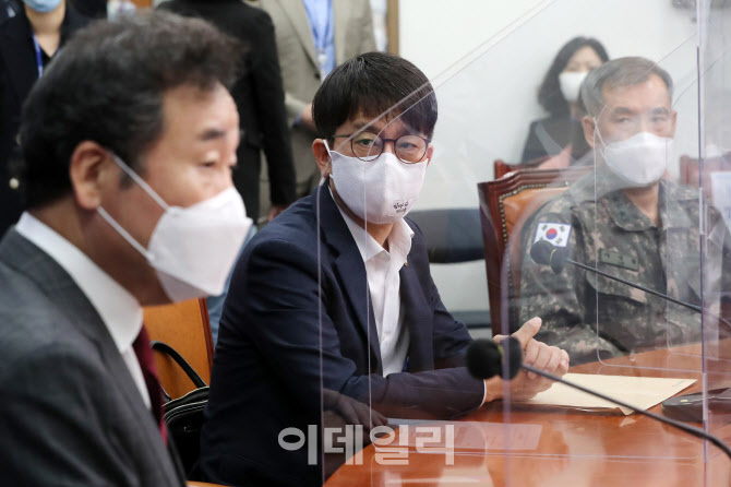 더불어민주당 찾아 북한 해역 실종 선원 피격 사건 보고하는 박재민 국방부 차관                                                                                                                       