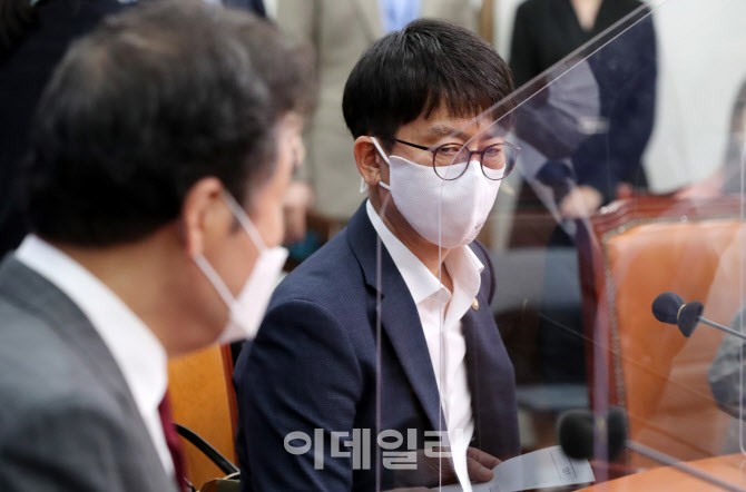 민주당 찾아 북한 해역 실종 선원 피격 사건 보고하는 박재민 국방부 차관                                                                                                                             