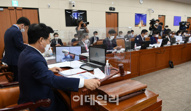 의사봉 두드리는 박광온 과방위원장                                                                                                                                                                 