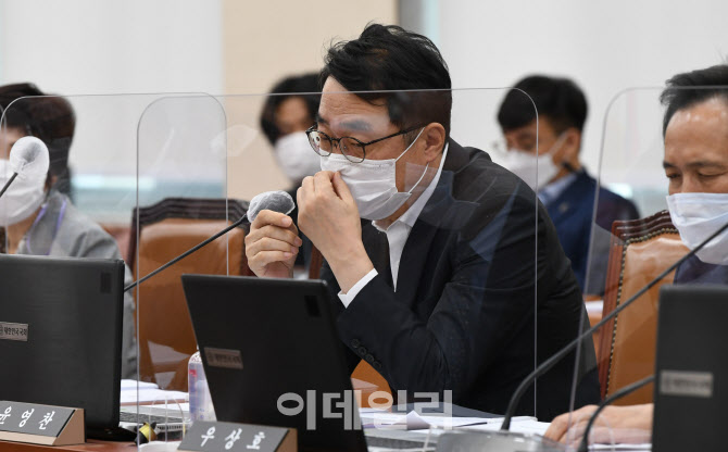 생각에 잠긴 윤영찬 의원                                                                                                                                                                           