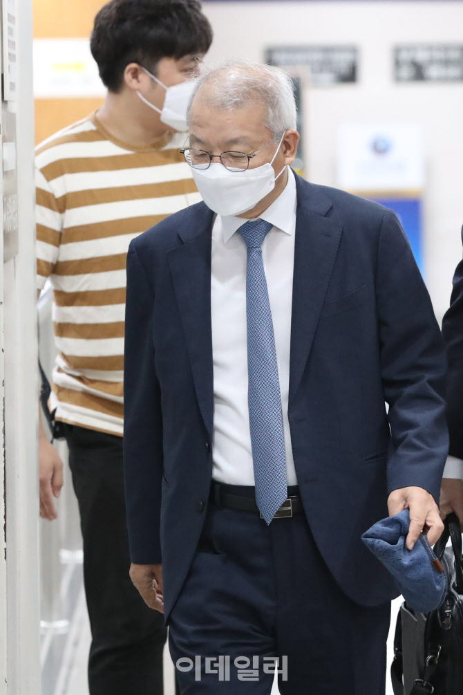 법정으로 향하는 양승태 전 대법원장                                                                                                                                                                