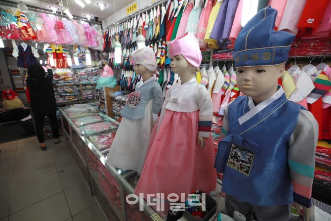 추석 앞둔 광장시장, '한복 가게엔 주인만'                                                                                                                                                