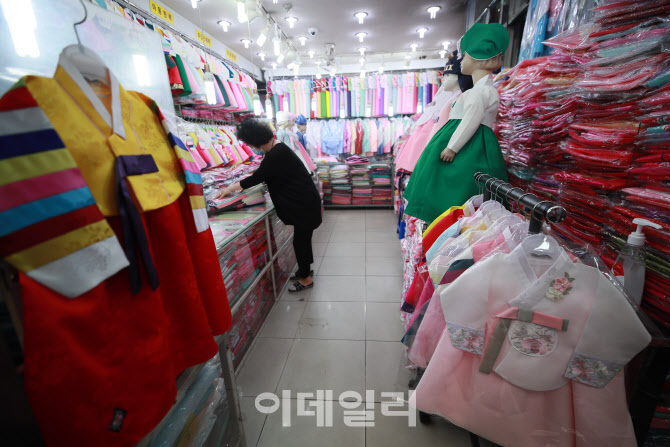 추석 앞둔 한복가게, '지난해 비교하면 손님 10분의 1도 안돼'                                                                                                                              