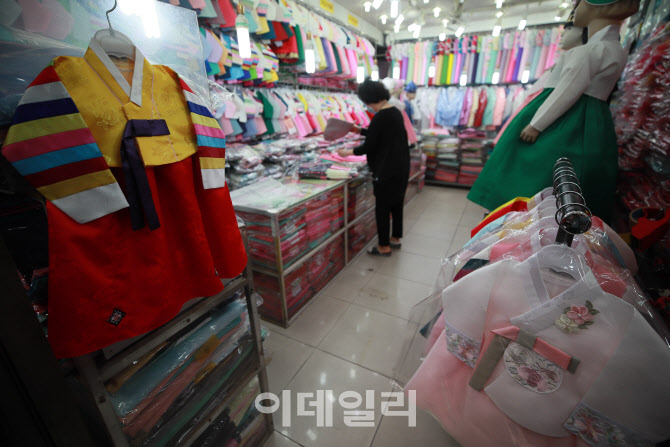 '추석 대목 없는 한복가게'                                                                                                                                                               