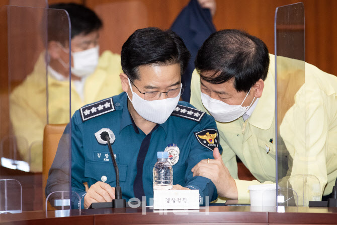 이야기 나누는 김창룡 경찰청장-구윤철 국무조정실장                                                                                                                                                 