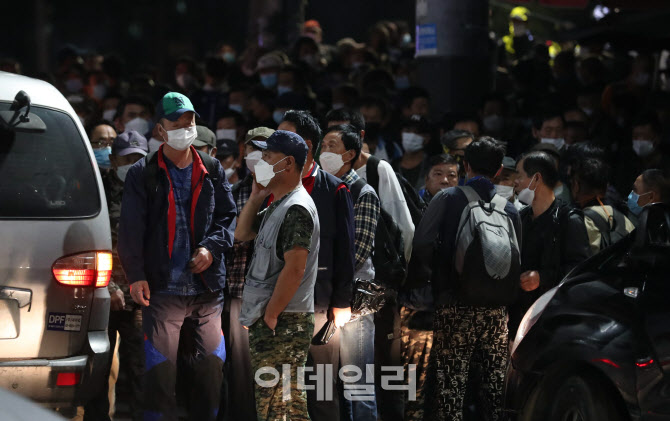 '일자리 기다리는 일용직 근로자들'                                                                                                                                                       