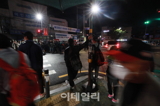 '새벽부터 일자리 찾아'                                                                                                                                                                  