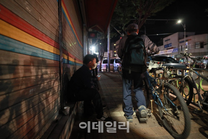 '일감 기다리는 일용직 근로자들'                                                                                                                                                         