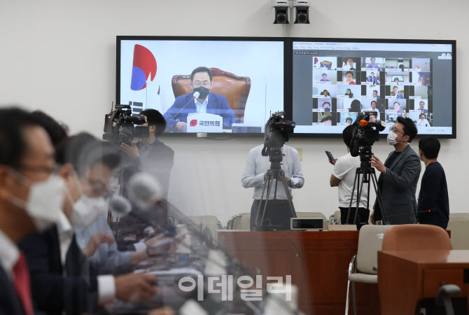 화상 의총 주재하는 주호영 원내대표                                                                                                                                                                