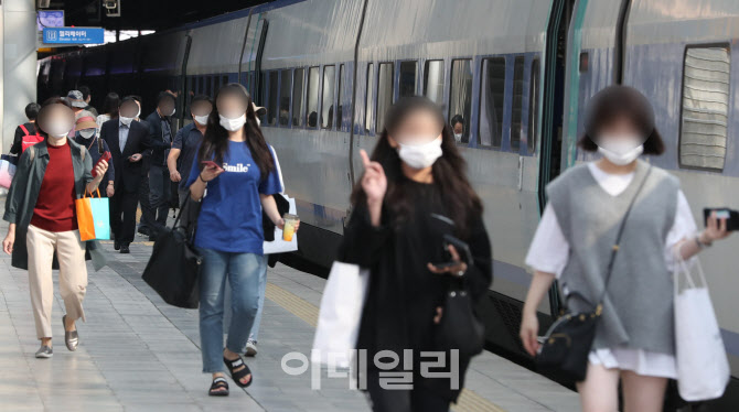 추석 연휴, 고향으로 향하는 시민들                                                                                                                                                                 