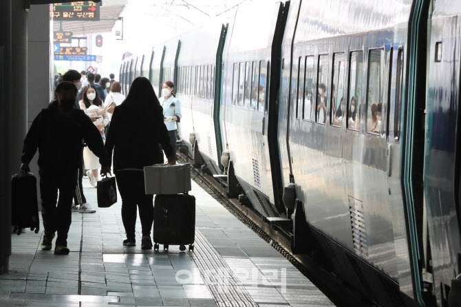 두 손 무겁게 고향가요~                                                                                                                                                                            