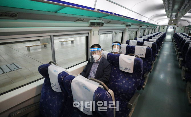 서울 사는 자식 보고 돌아가는 한 노부부                                                                                                                                                            