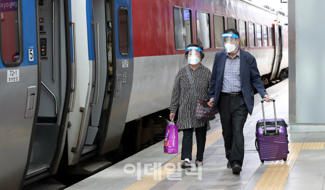추석 연휴 자식 만나고 자택으로 향하는 노부부                                                                                                                                                      