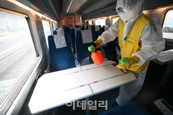 소독하는 관계자들                                                                                                                                                                                 