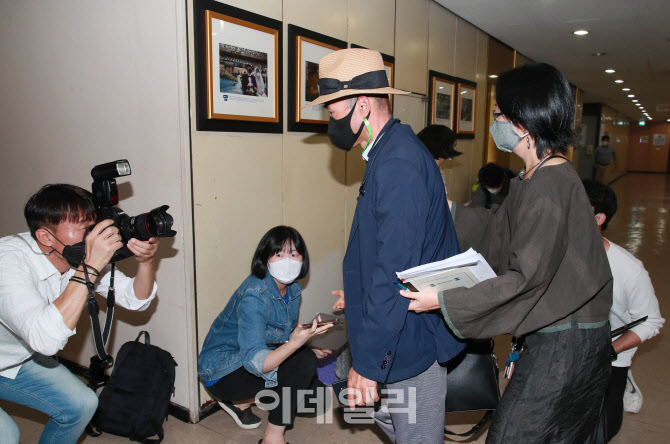 '기자회견 가지는 피격 공무원의 친형'                                                                                                                                                    